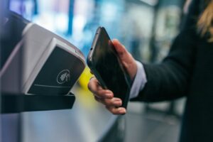 Pessoa verificando dados de uma transferência bancária pelo aplicativo no celular