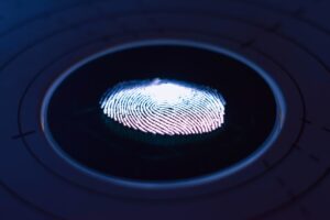 Pessoa verificando documentos de identidade e CPF para prevenir fraude bancária