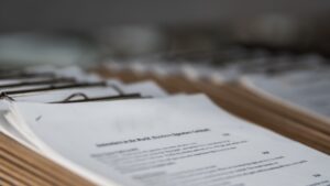 Documentos e carimbo em cartório representando protesto de título