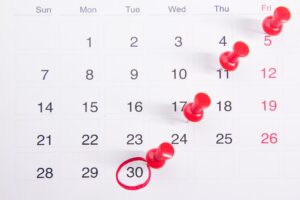 Calendário e documentos representando o prazo de prescrição de dívida bancária