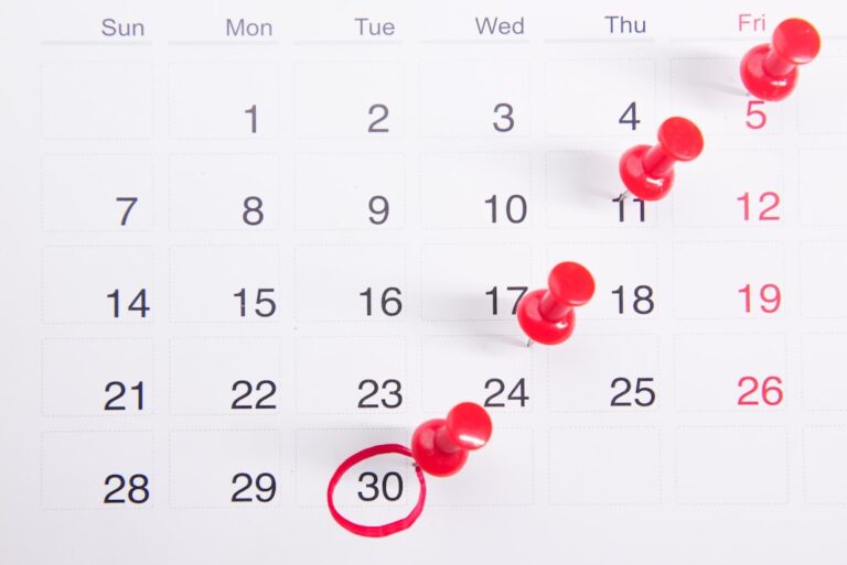 Calendário e documentos representando o prazo de prescrição de dívida bancária