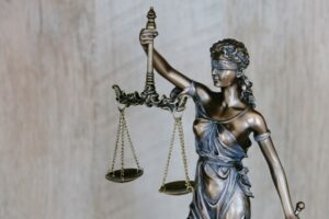 Balança da justiça representando direito do consumidor