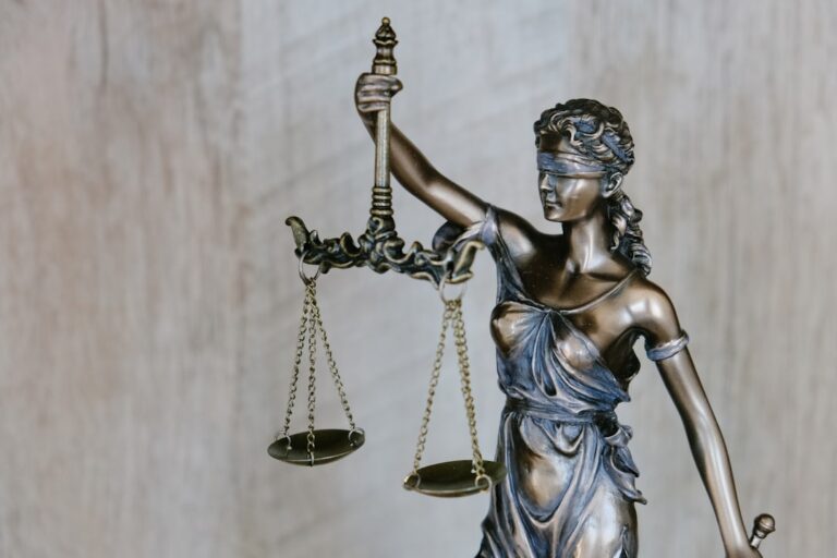 Balança da justiça representando direito do consumidor