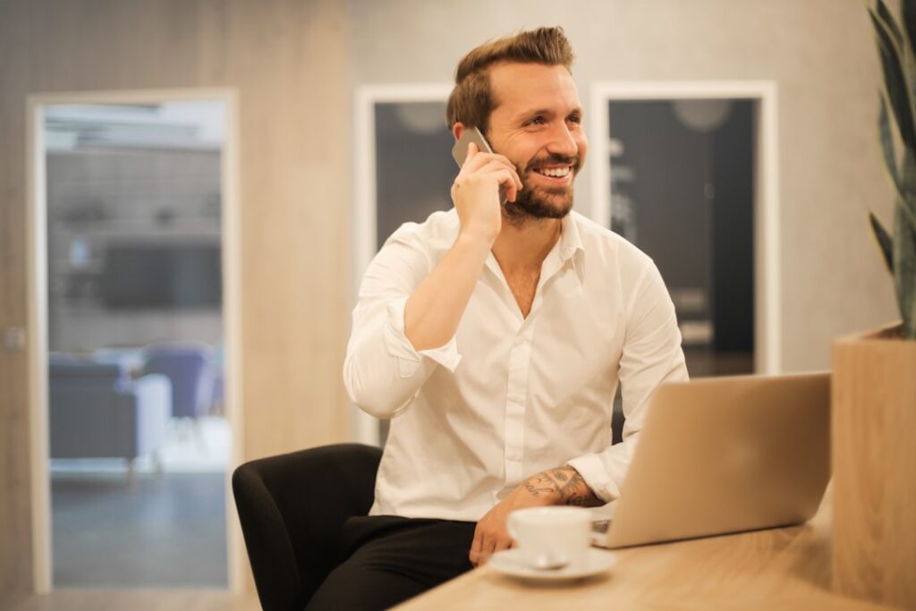 Empreendedor usando o celular para atender clientes