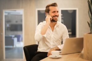 Empreendedor usando o celular para atender clientes