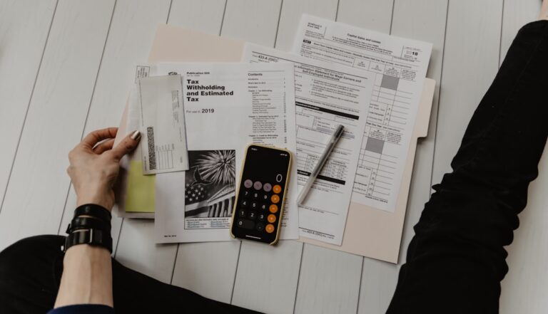Advogado analisando contrato de financiamento de veículo com calculadora e documentos na mesa
