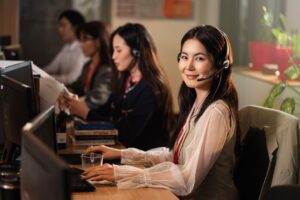Atendente auxiliando cliente em reclamação formal por telefone