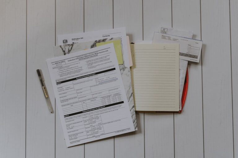Pessoa analisando documentos de identidade e CPF sobre a mesa