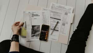 Pessoa analisando contrato de financiamento e propostas de outro banco