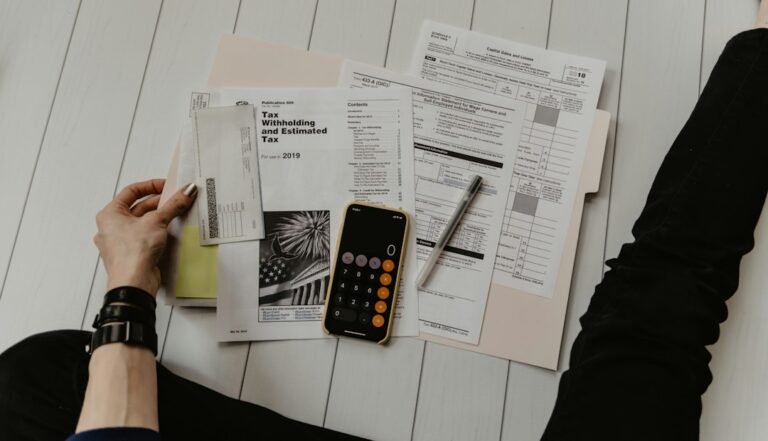 Pessoa analisando contrato de financiamento e propostas de outro banco