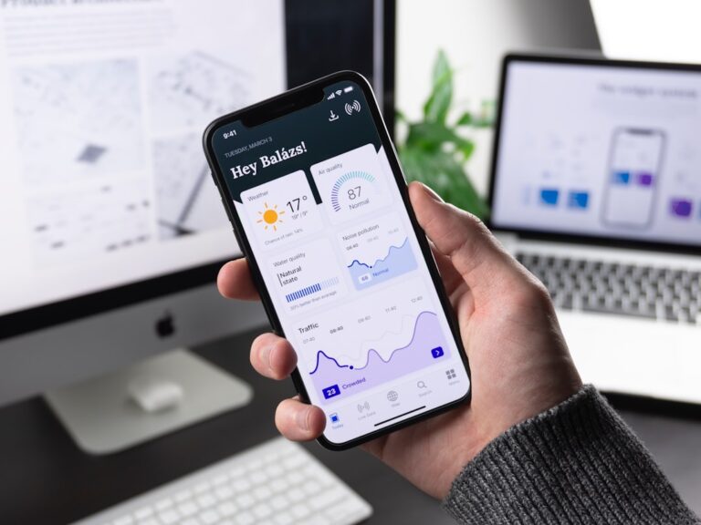 Pessoa consultando extrato bancário e débitos no aplicativo do celular