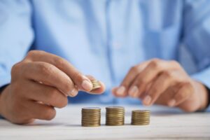 Consumidor analisando proposta de empréstimo bancário com atenção