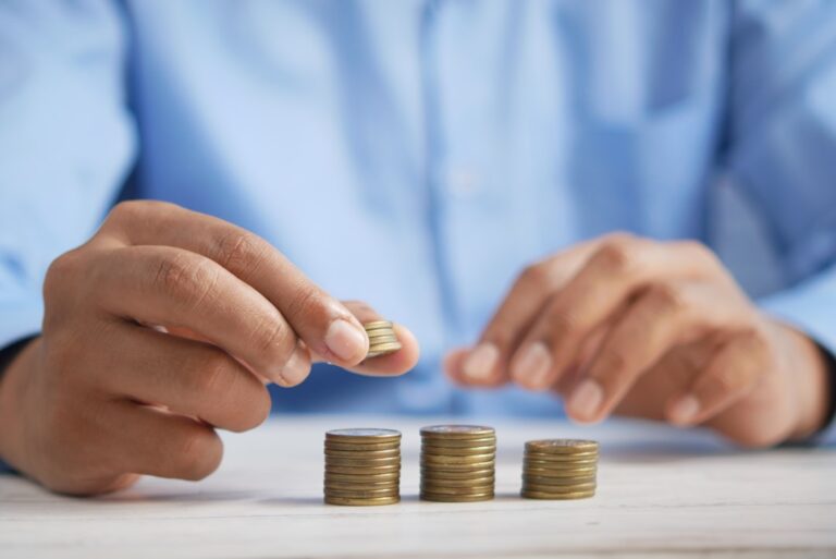Consumidor analisando proposta de empréstimo bancário com atenção