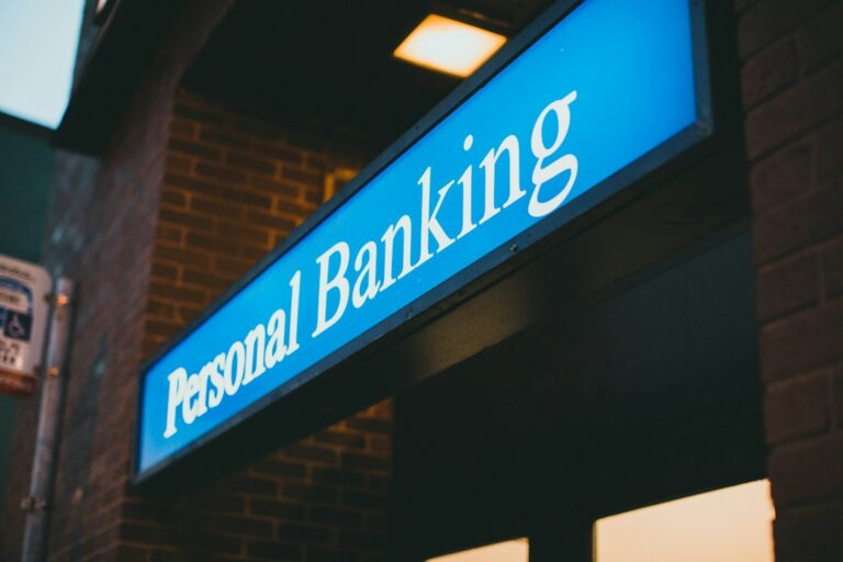 Pessoa analisando extrato de conta bancária com cobranças de tarifas