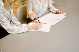 Advogado analisando contrato e plano de pagamento de dívidas