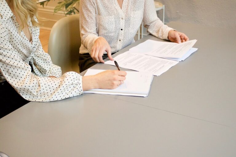 Advogado analisando contrato e plano de pagamento de dívidas