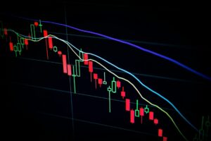 Pessoa analisando gráfico de investimentos no celular