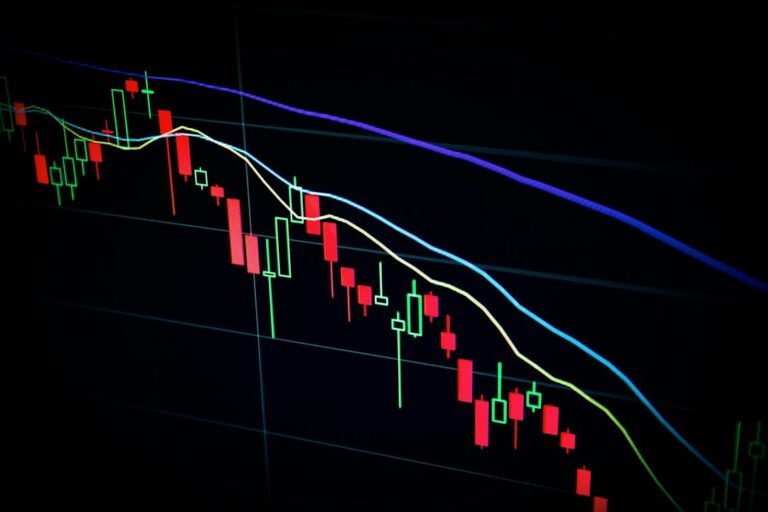 Pessoa analisando gráfico de investimentos no celular