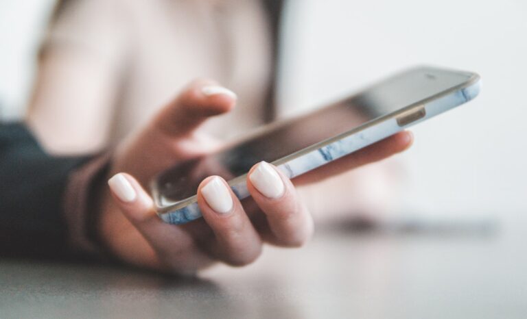 Pessoa atendendo uma ligação suspeita no celular