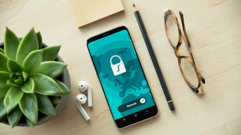Pessoa idosa consultando informações do benefício no celular
