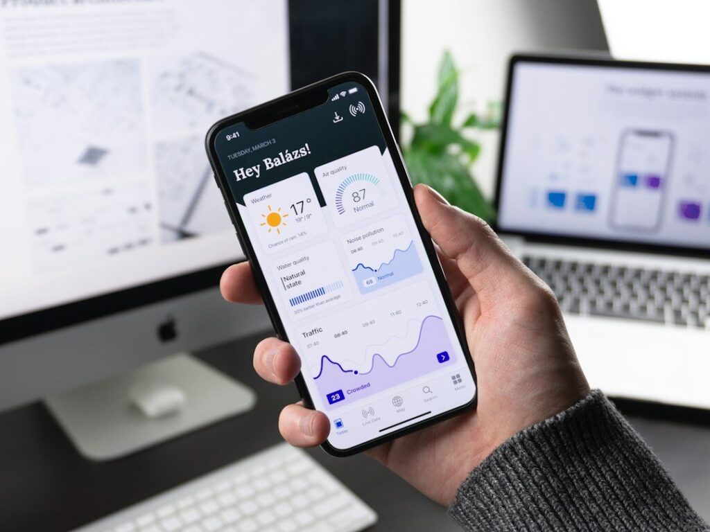Pessoa verificando empréstimo no aplicativo bancário do celular