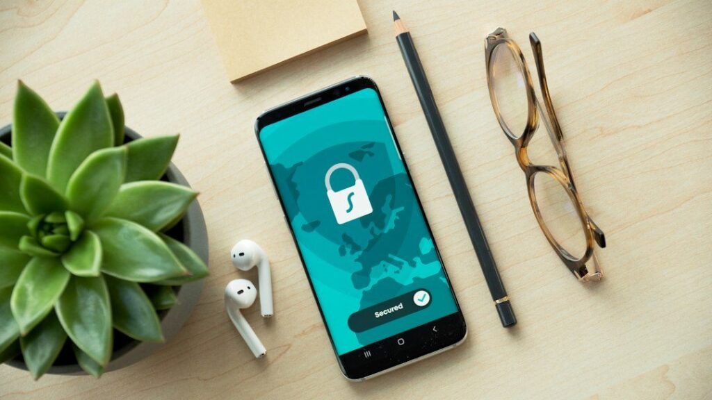 Pessoa verificando a segurança da conta bancária no celular