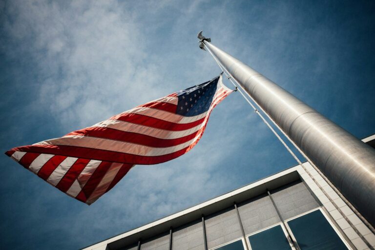 Escritório corporativo com bandeira dos Estados Unidos
