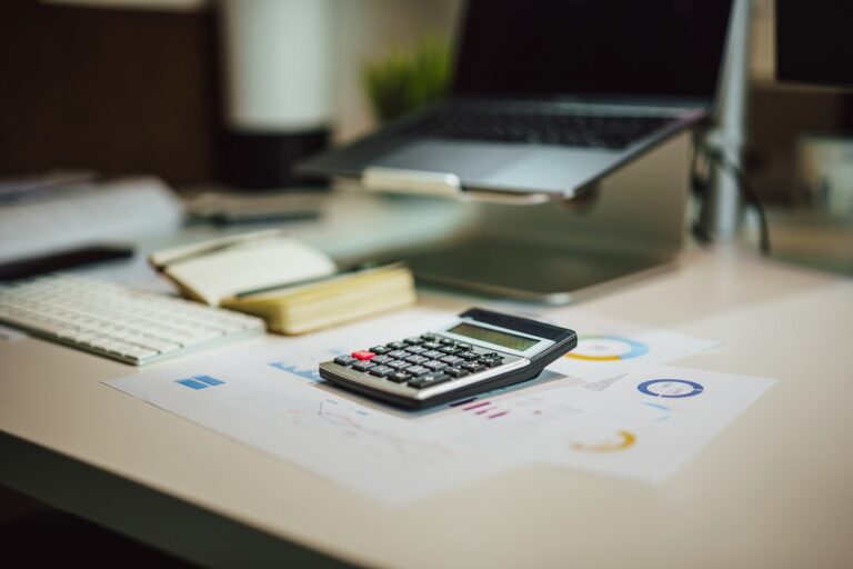 Pessoa analisando parcelas de financiamento com calculadora e documentos