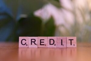 Pessoa analisando relatório de crédito e pontuação de score no computador