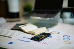 Pessoa conferindo extrato bancário e contas com calculadora