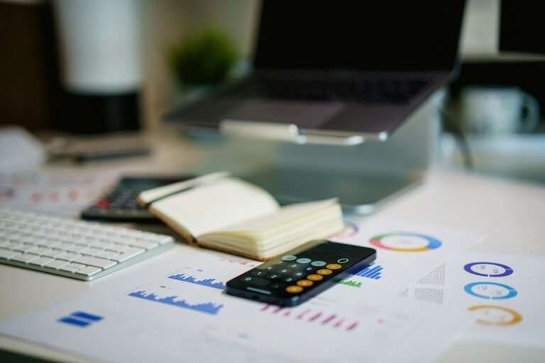 Pessoa conferindo extrato bancário e contas com calculadora