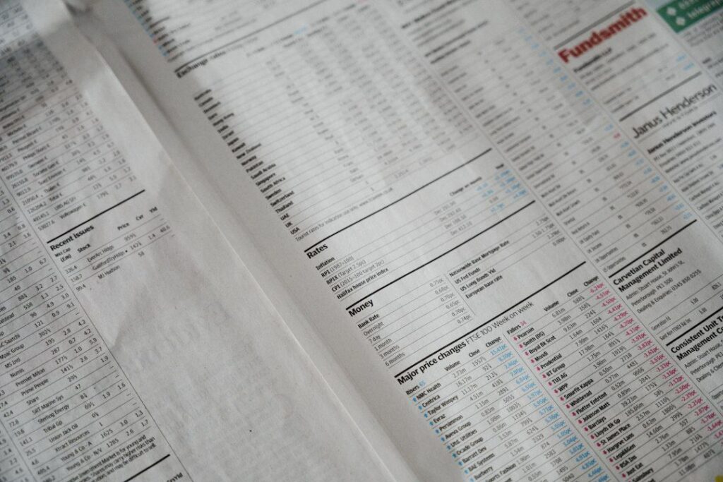 Pessoa analisando relatório de crédito bancário em documentos