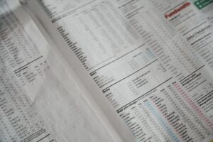 Pessoa analisando relatório de crédito bancário em documentos