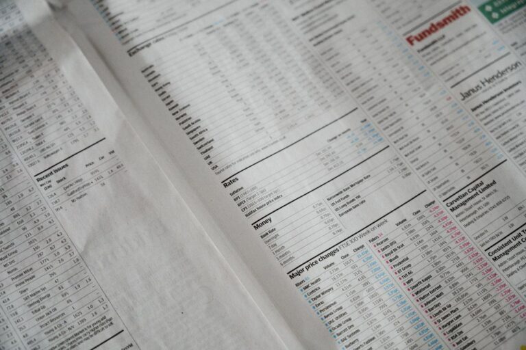 Pessoa analisando relatório de crédito bancário em documentos